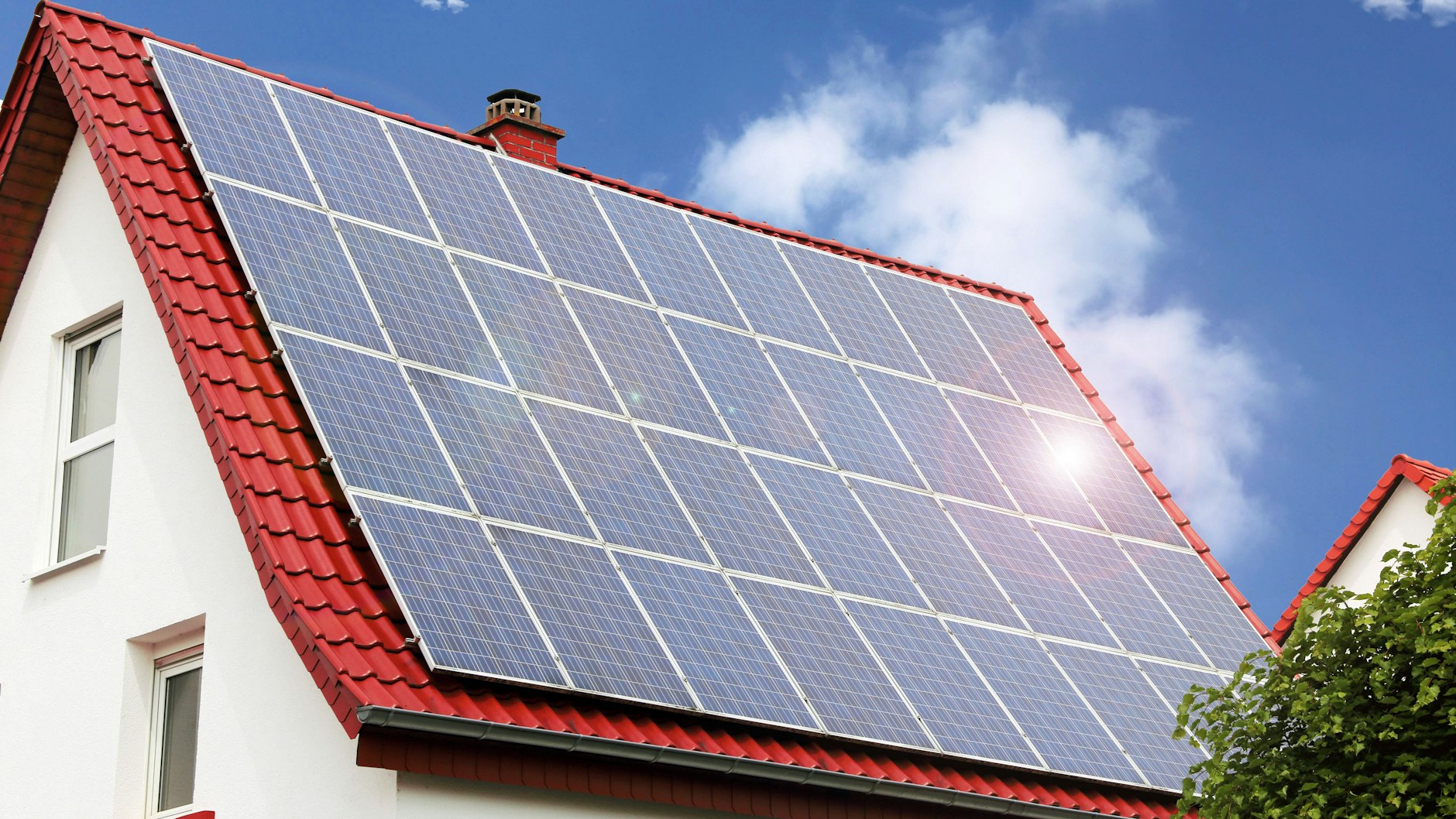 Das Problem von Häusern mit Solardächern: Der überschüssig produzierte Strom kann nicht langfristig gespeichert werden. Das Start-up Home Power Solutions will das ändern.&nbsp;