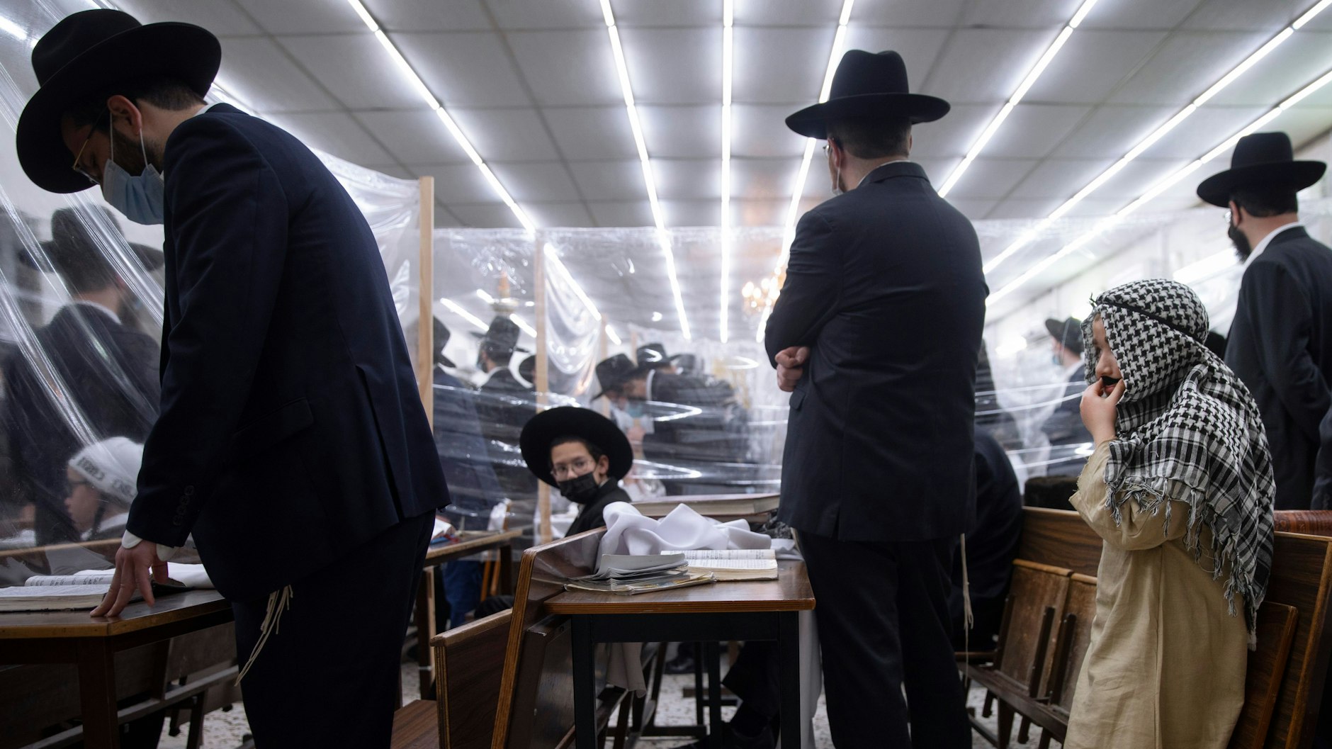 Ultraorthodoxe Juden, einige in Kostümen, bei der Karnevalsfeier Purim in Israel.