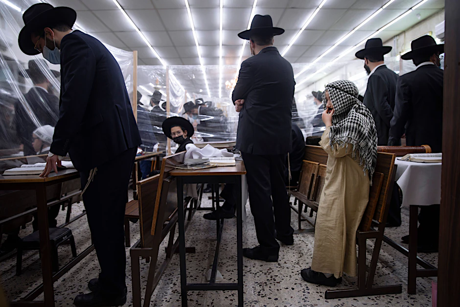 Ultraorthodoxe Juden, einige in Kostümen, bei der Karnevalsfeier Purim in Israel.