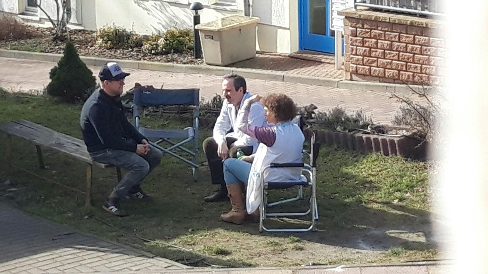 Regisseur Jan Josef Liefers bespricht mit Kurt Krömer und Anna Loos die Szene.