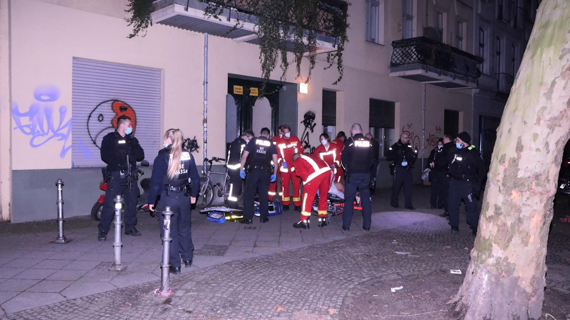 Zeugen hören Schüsse am Görlitzer Park: Polizei Berlin findet Schwerverletzten Zeugen hören Schüsse am Görlitzer Park: Polizei Berlin findet Schwerverletzten