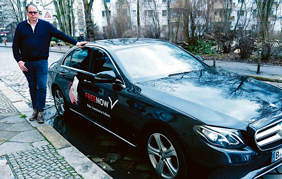 Vor der nächsten Tour durch Berlin: Alexander Mönch, bei Free Now General Manager für Deutschland und Österreich, mit einem Fahrzeug eines Partnerunternehmens.