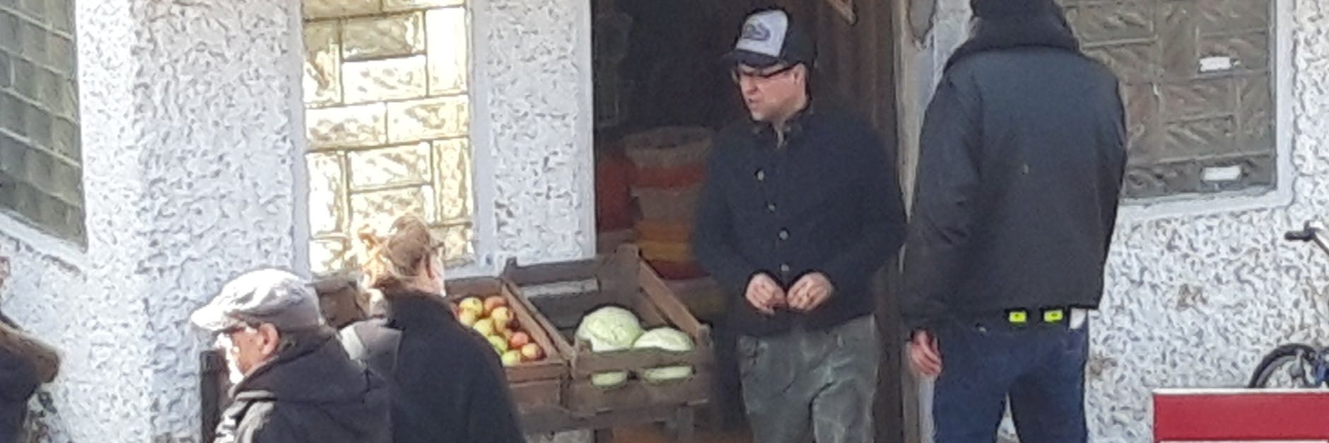 Jan Josef Liefers (mit Mütze) kommt aus dem Getränkeladen in Marquardt, der in dem Honecker-Film zum DDR-Konsum wird. 