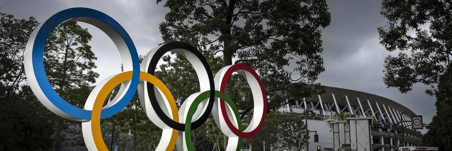 Ein Monument mit der Darstellung der Olympischen Ringe leuchtet vor dem Nationalstadion Japans.&nbsp;&nbsp;