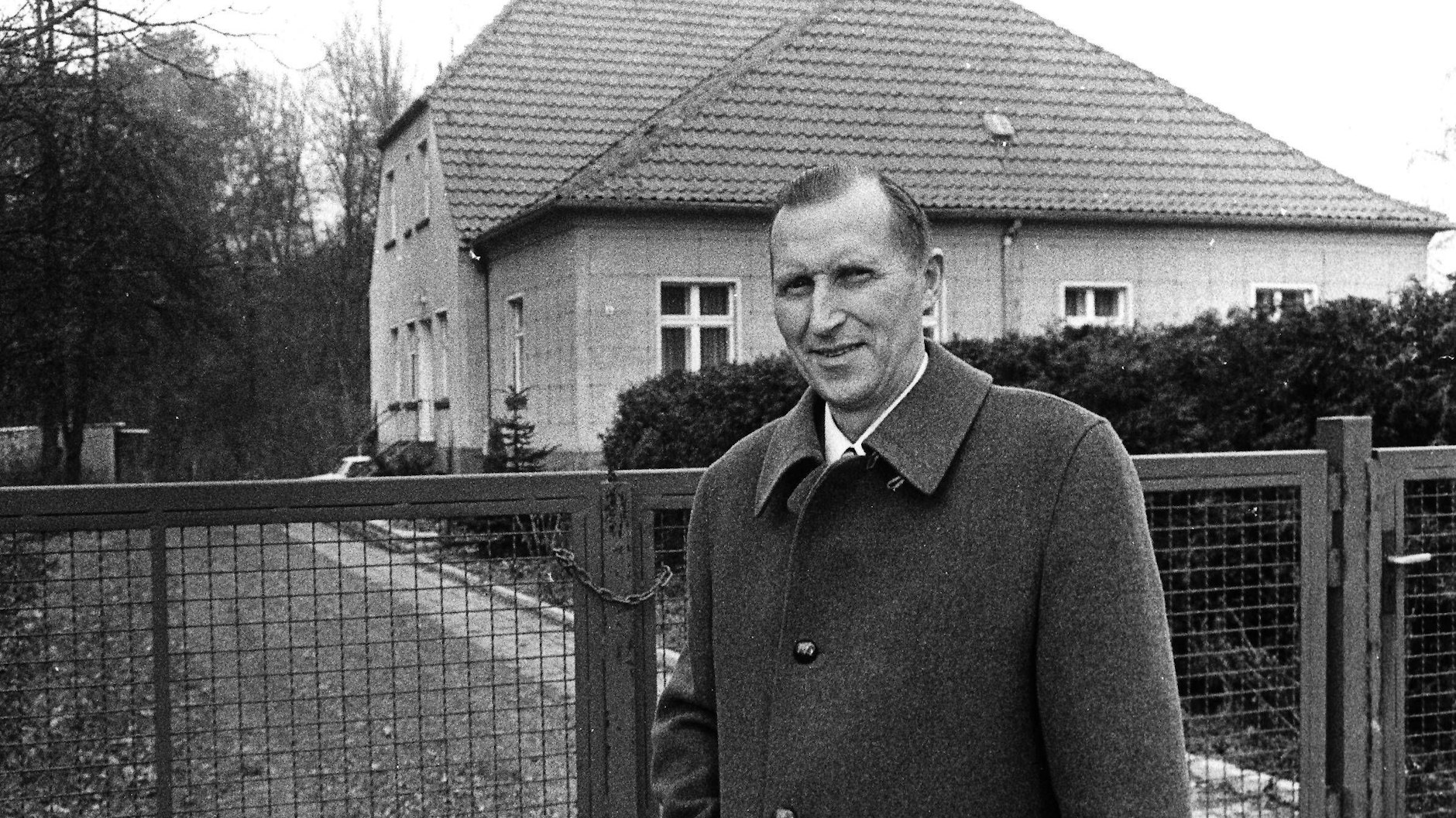 Pfarrer Uwe Holmer vor seinem Haus in Lobetal,&nbsp; in dem er die Honeckers von Ende Januar bis Anfang April 1990&nbsp; wohnen ließ.