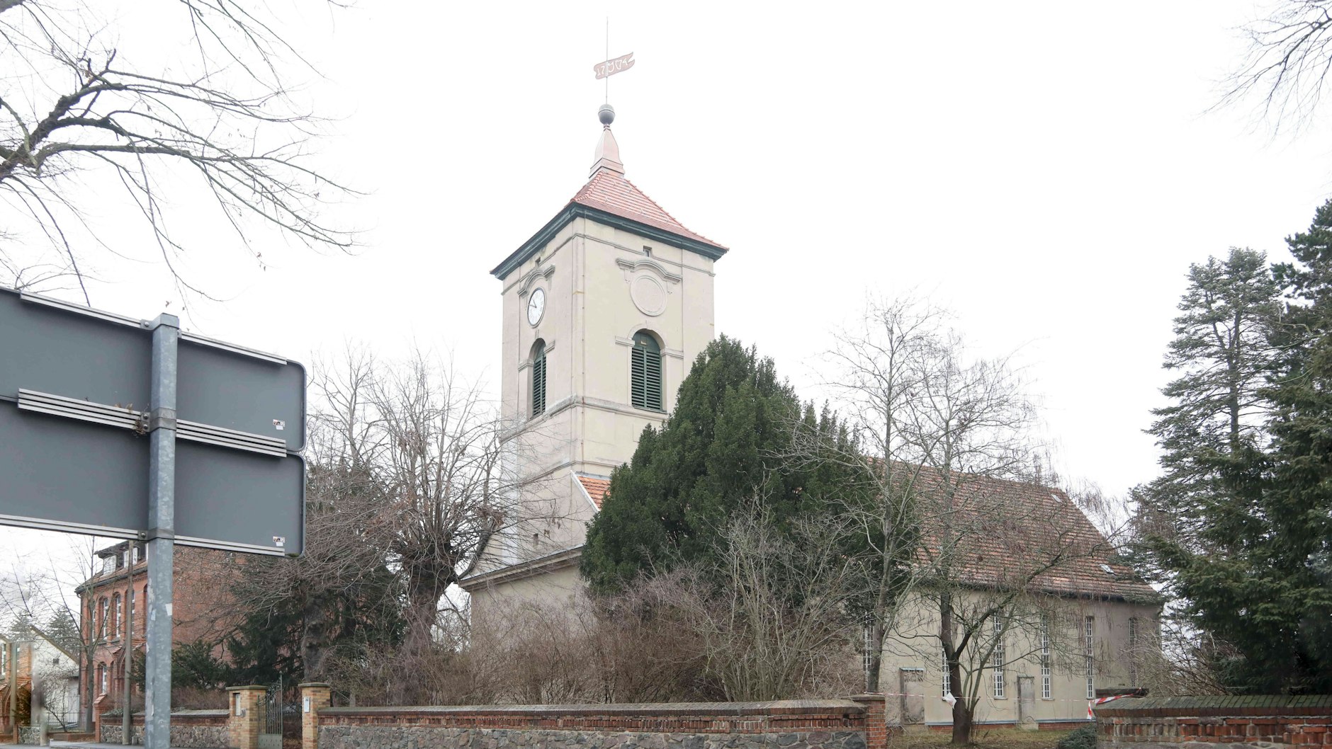 Hinter der Dorfkirche in Fahrland wurden Szenen für den Kinofilm „Honecker/Holmer“&nbsp; gedreht.&nbsp;