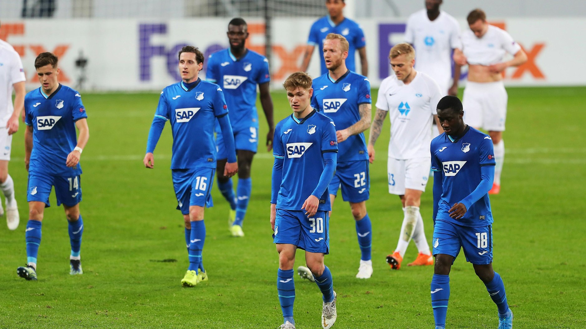 Die Profis von 1899 Hoffenheim trotten nach dem Aus in der Europa League enttäuscht vom Platz.