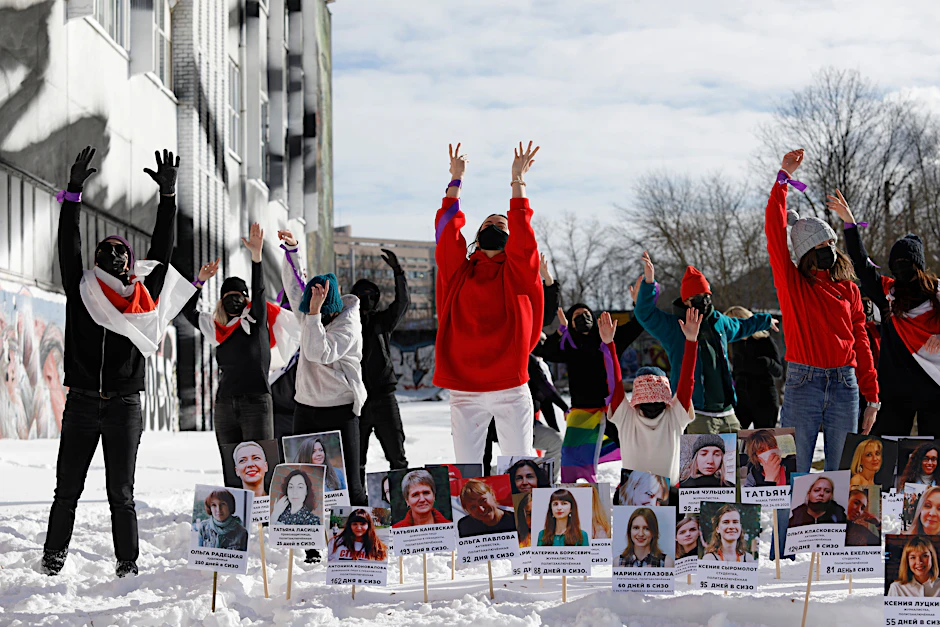 Der Protest ist schwächer geworden, aber nicht gestoppt: Am 14. Februar macht ein Flashmob in Minsk auf die inhaftierten Frauen in Belarus aufmerksam.