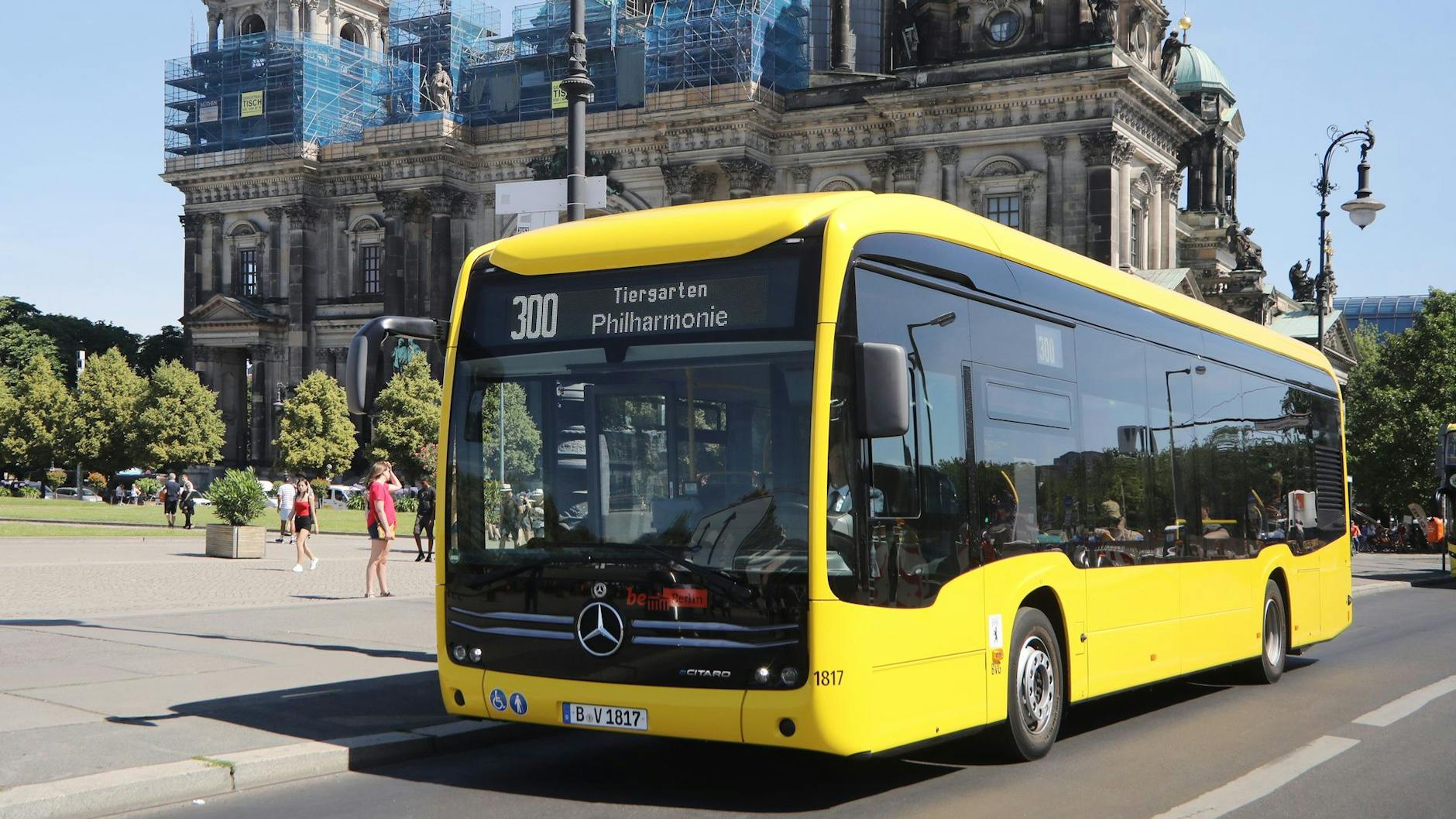 Vorne einsteigen verboten – aber wohl nicht mehr lange. Ein BVG-Bus vor dem Berliner Dom. 