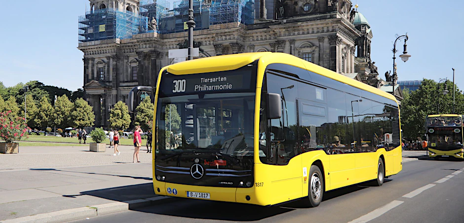 Vorne einsteigen verboten – aber wohl nicht mehr lange. Ein BVG-Bus vor dem Berliner Dom.&nbsp;