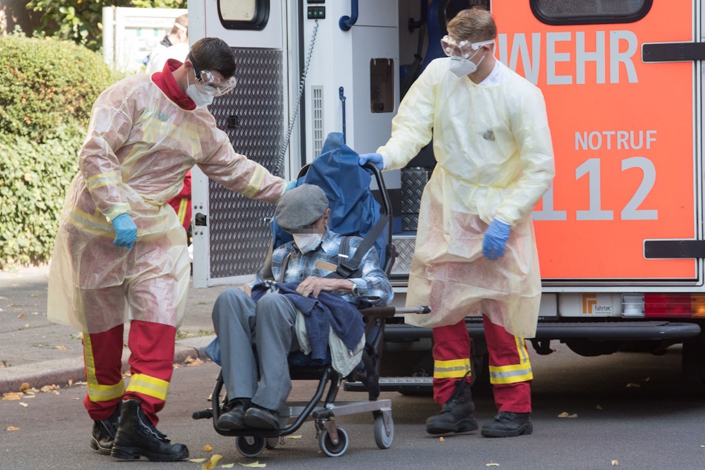 Riesenschildkröte randaliert auf Gartenterrasse in Falkensee