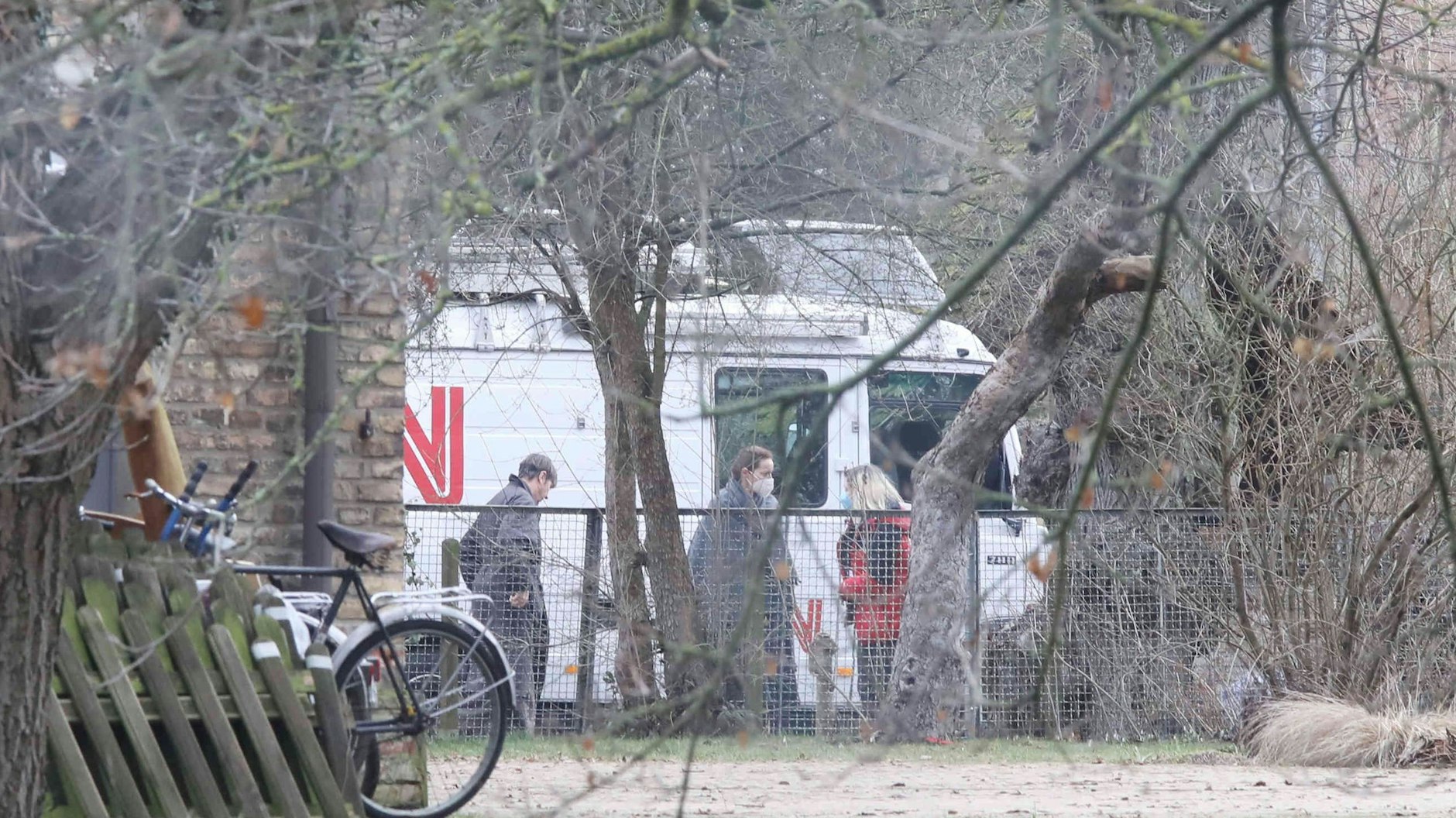 Szenen-Besprechung hinter der Dorfkirche in Fahrland: Dort steht&nbsp; der Mercedes-Transporter, der für den Film zu einem Übertragungswagen des US-TV-Senders CNN umgestaltet wurde.&nbsp;