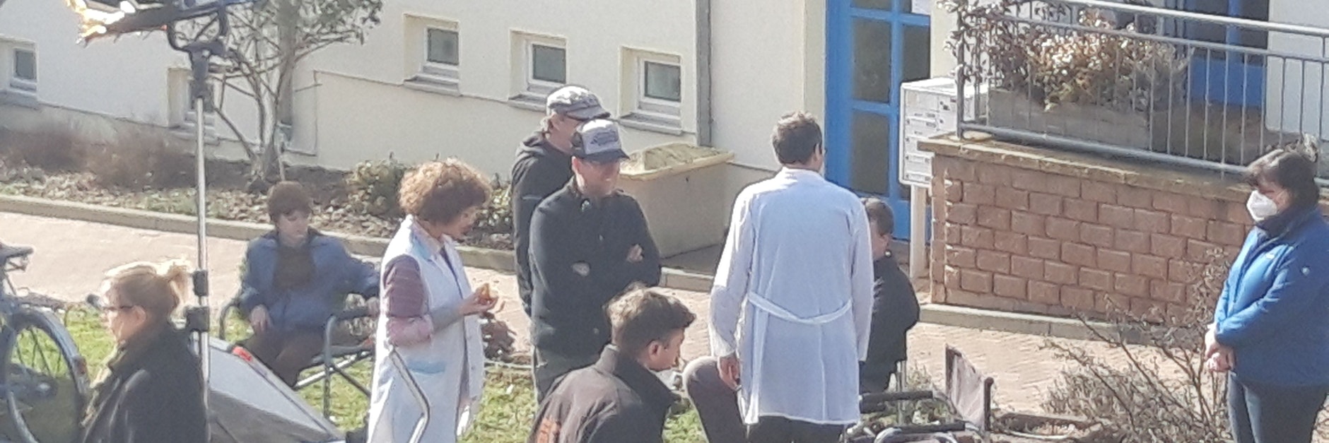 „Uuuund Action!“ Jan Josef Liefers (mit Mütze) weist seine Darsteller für die nächste Szene im Honecker-Film ein.