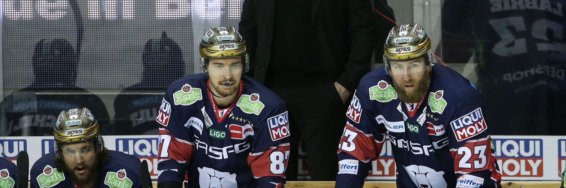 PC Labrie (r.) kann sich die Spiele seiner Eisbären derzeit nur von draußen ansehen.