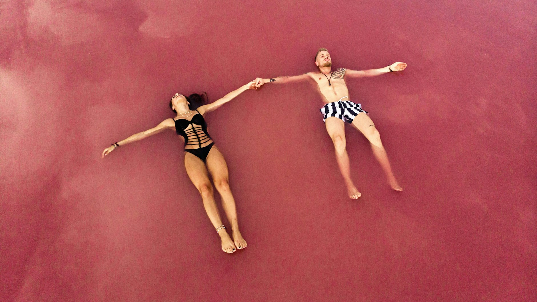 Ein Paar lässt sich im rosafarbenen Salzwasser einer Lagune im spanischen&nbsp; Torrevieja treiben.&nbsp;