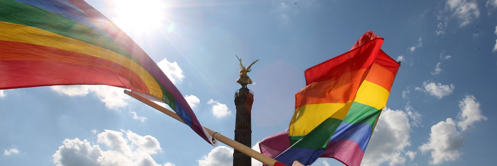 Regenbogenflaggen wehen im Wind. 