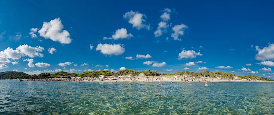 Die Küste der Insel Ibiza in Spanien.&nbsp;