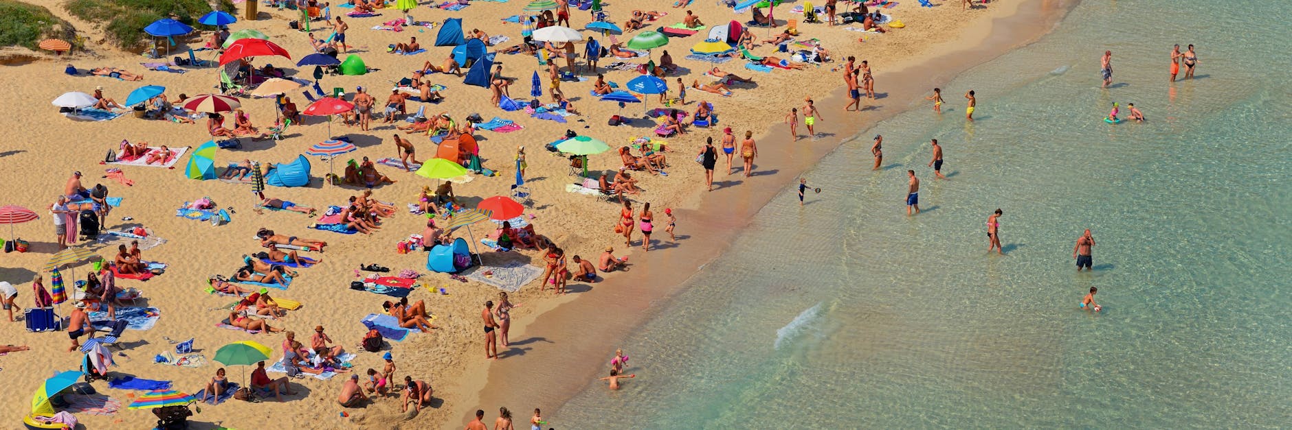 Viele freuen sich auf den Sommerurlaub am Strand.