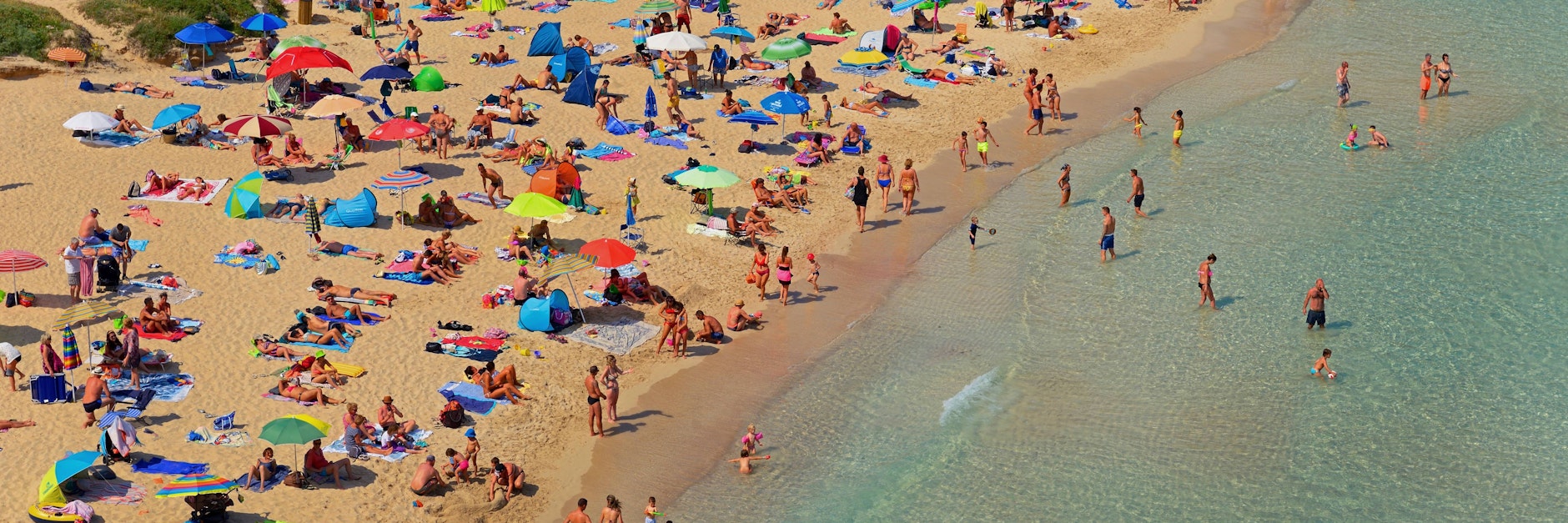 Viele freuen sich auf den Sommerurlaub am Strand.