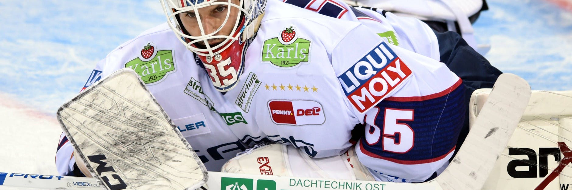 Mathias Niederberger erlebt einen harten Abend, geht in Bremerhaven nach dem 1:4 entnervt vom Eis.