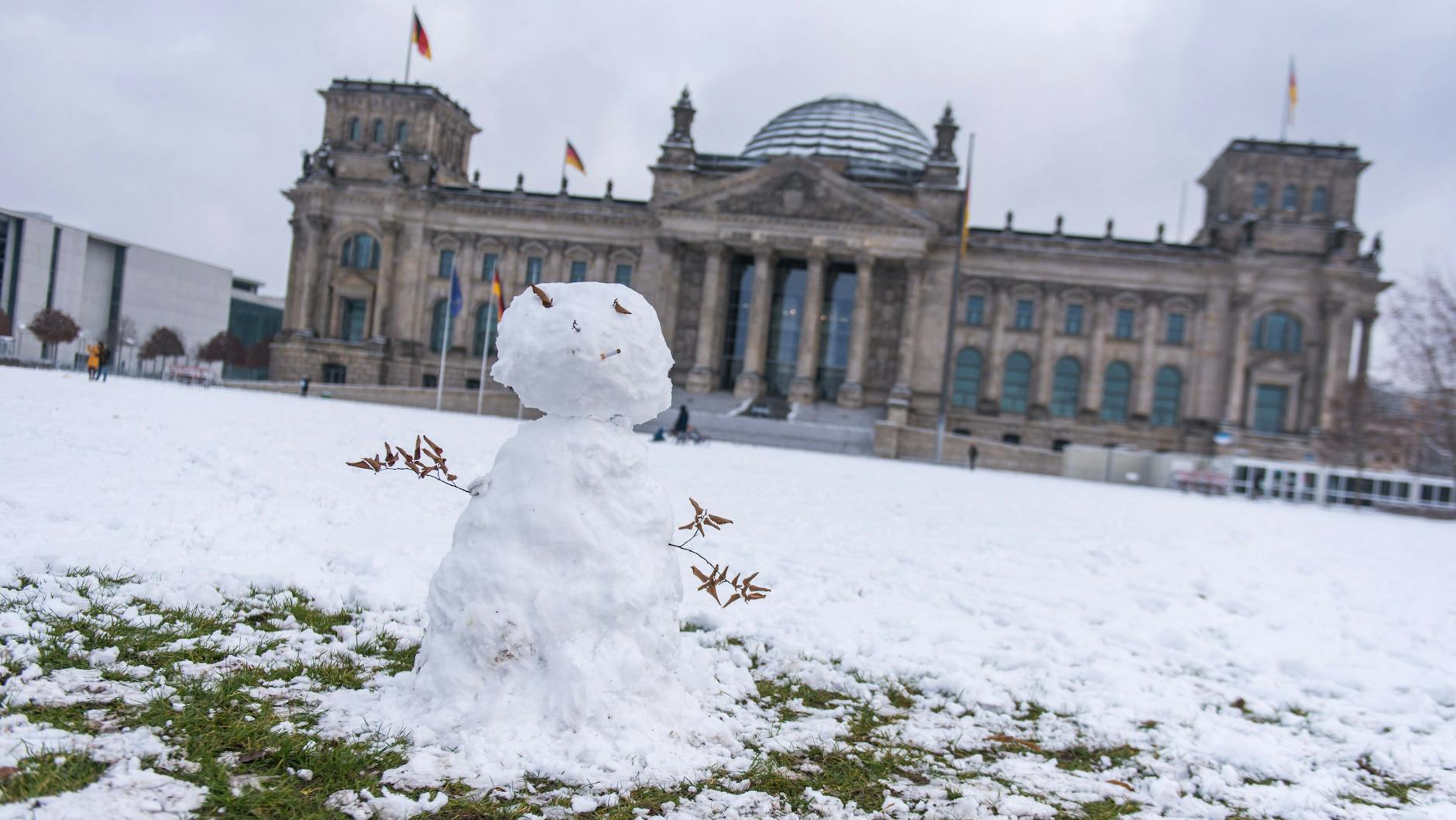 Ein Schneemann steht vor dem Reichstagsgebäude (Archivbild).