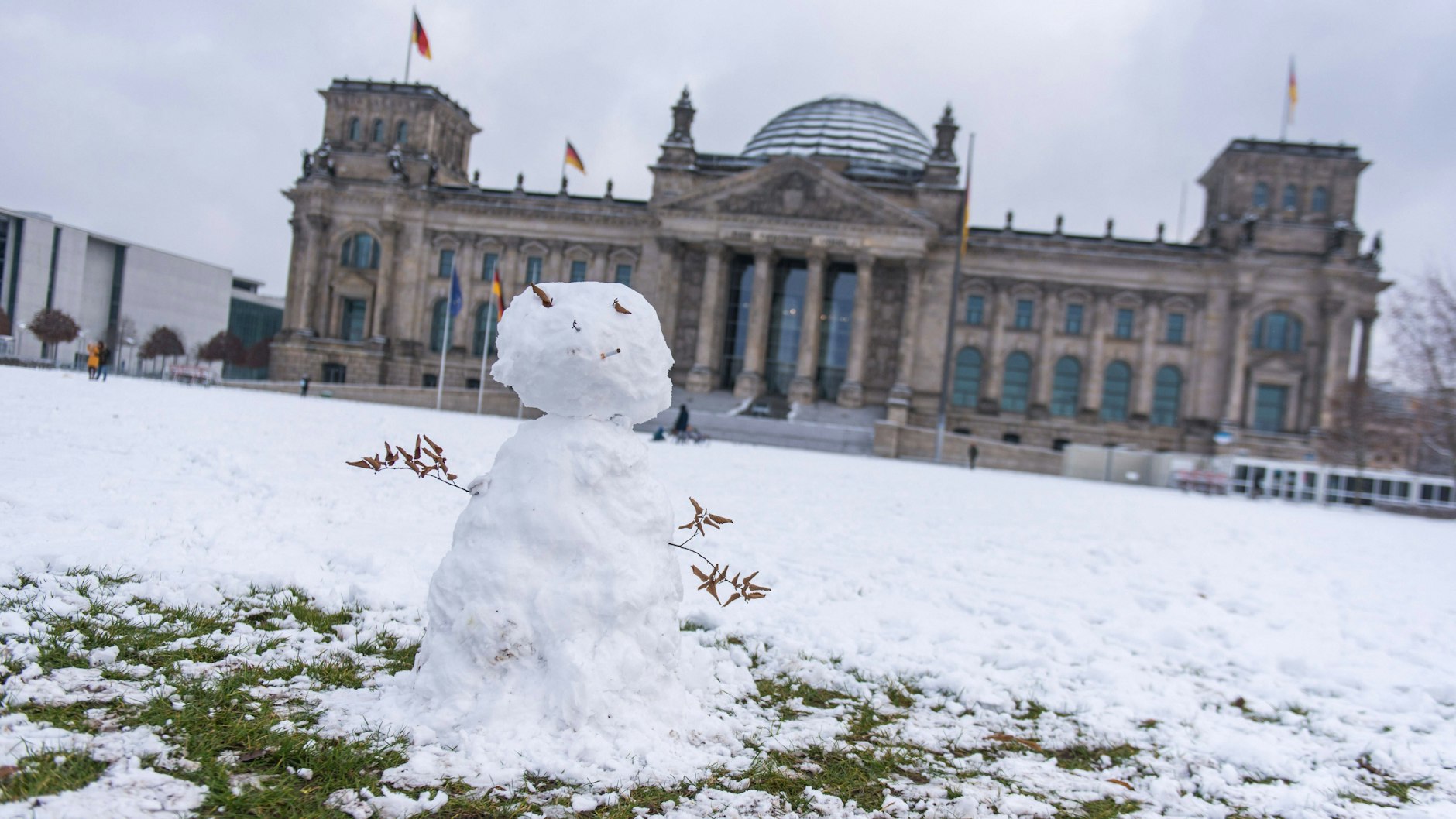 Ein Schneemann steht vor dem Reichstagsgebäude (Archivbild).