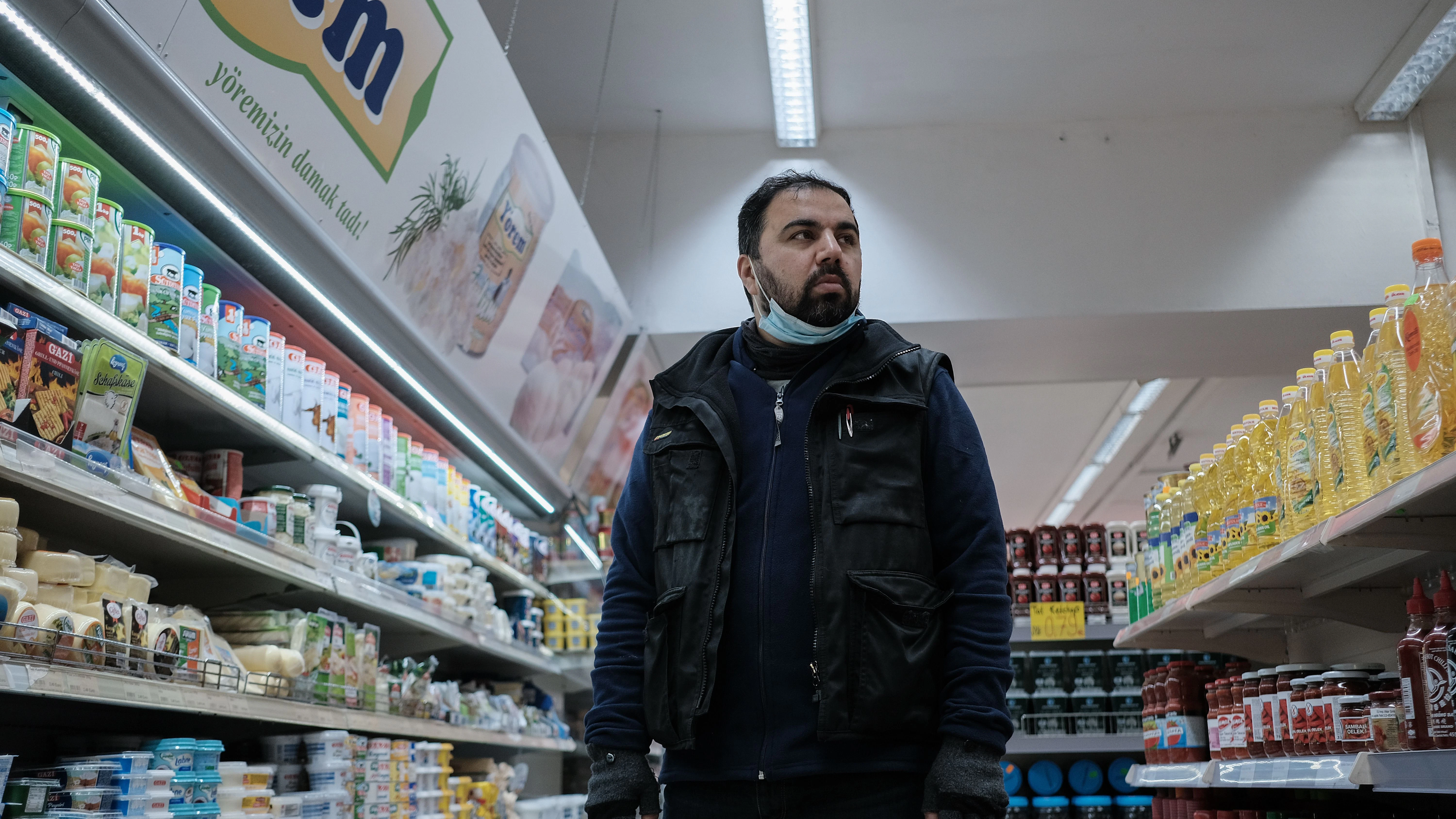 Yilmaz Aslanboga in seinem Lebensmittelladen in Neukölln.&nbsp;
