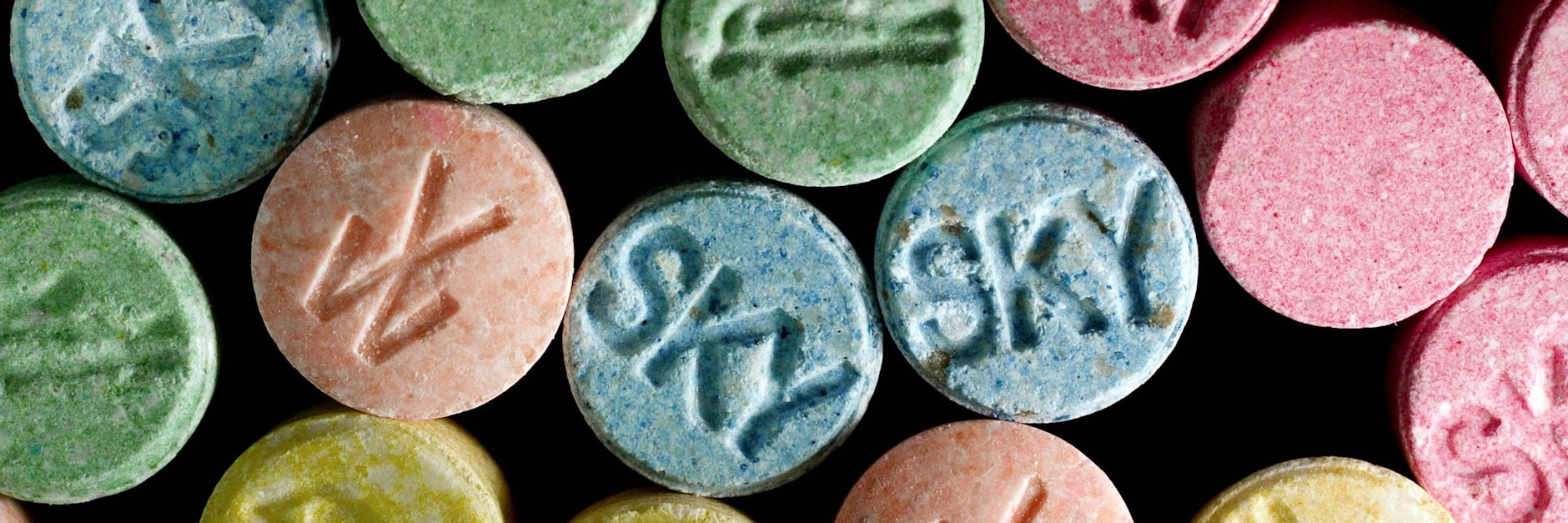 Ecstasy und Amphetamine werden massenhaft konsumiert. Neben LSD liegt auch Kokain im Trend.
