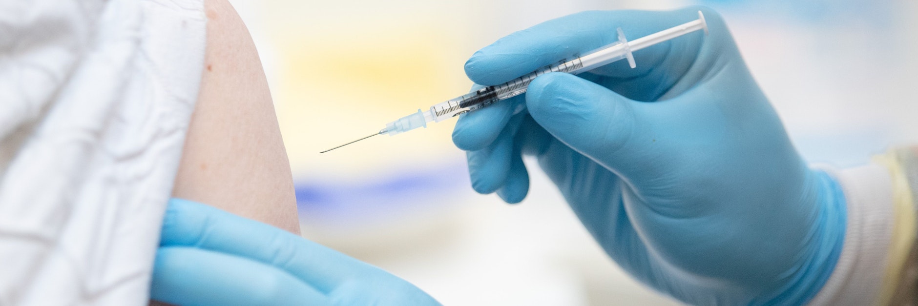 Eine Person wird mit dem Wirkstoff von Biontech/Pfizer gegen Covid-19 geimpft (Symbolbild). 