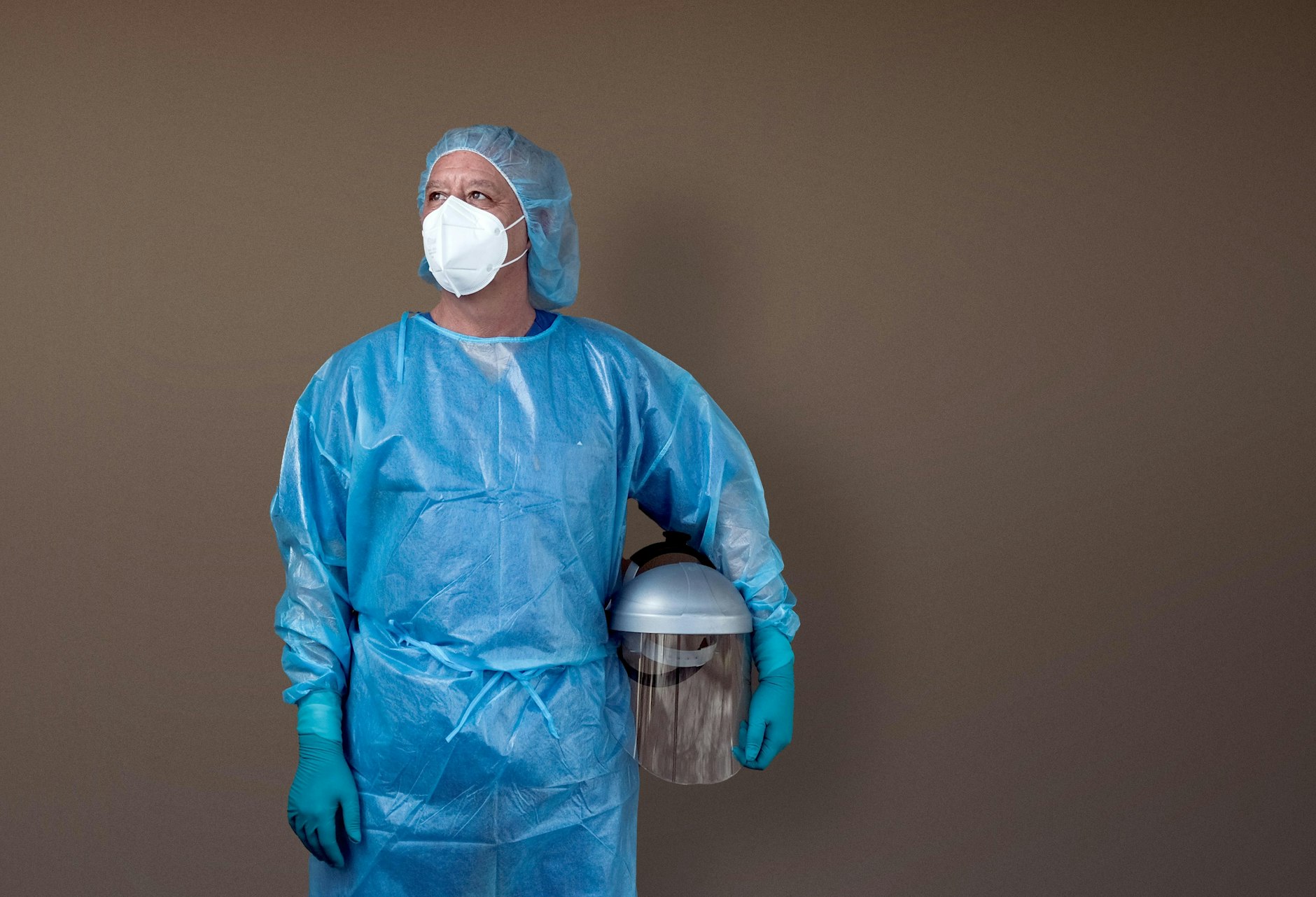 Gerüstet für den Ernstfall: Charité-Pfleger Thomas Klotzkowski&nbsp; in seiner Schutzmontur.