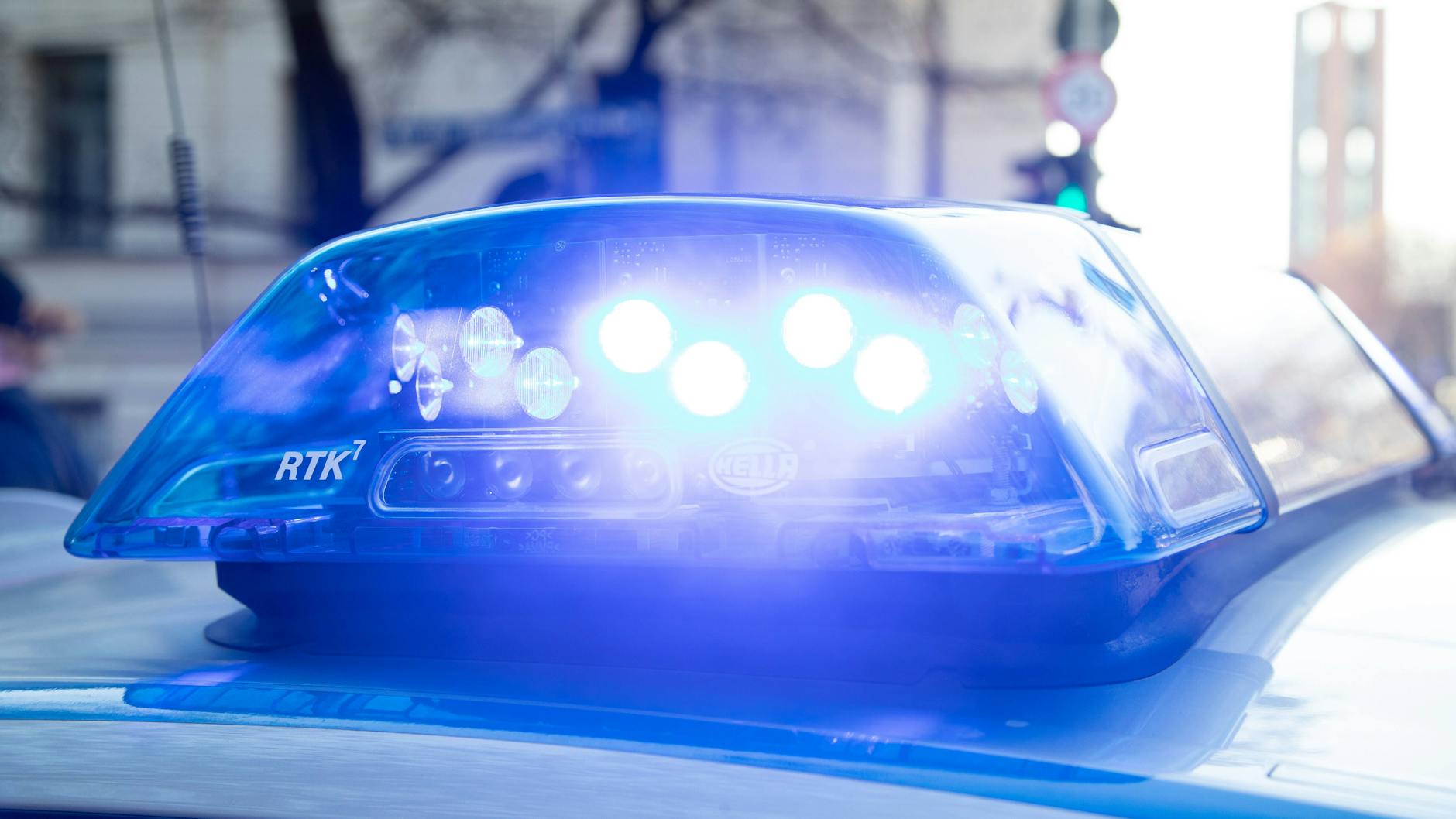 Blaulicht auf einem Einsatzwagen der Polizei (Symbolbild). 