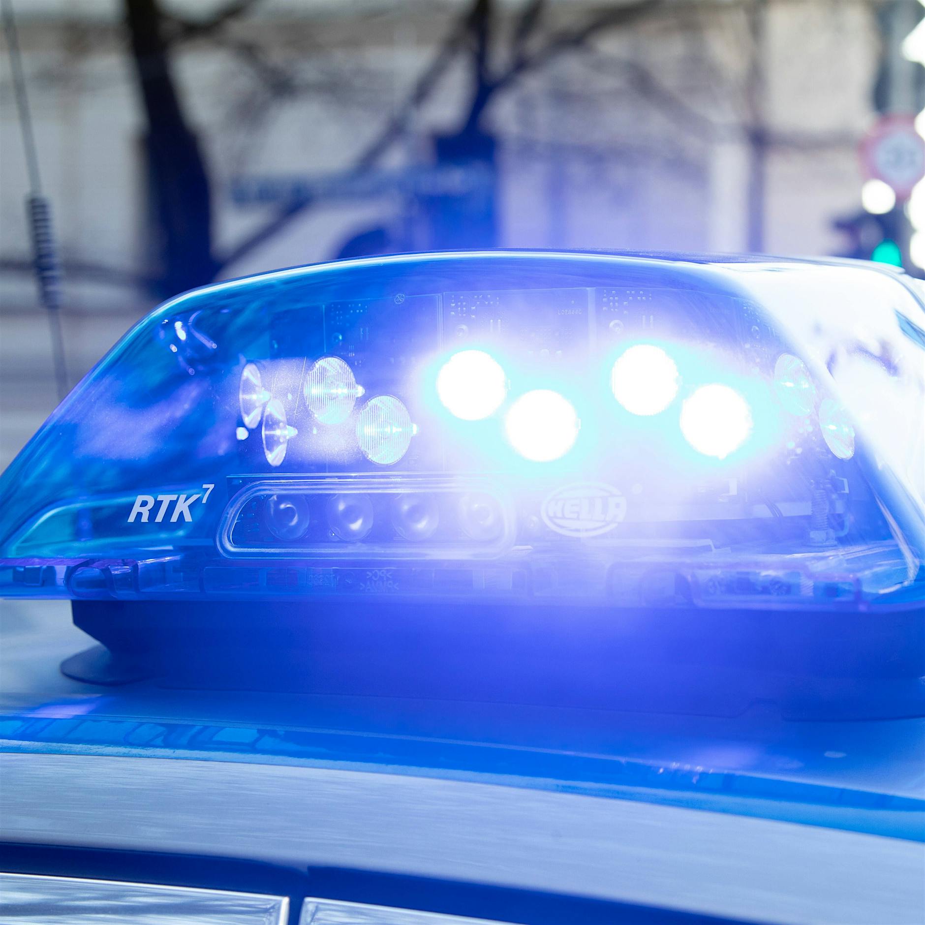 Westend: Räuber verletzt 80-Jährige bei Überfall an Haustür