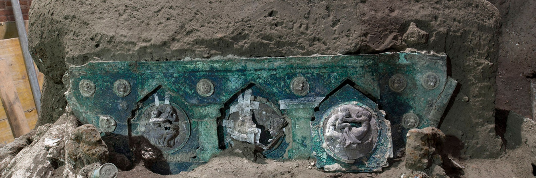 Der Triumphwagen wurde im Norden der antiken Stadt Pompeji gefunden. Geschmückt ist er mit erotischen Darstellungen.&nbsp;