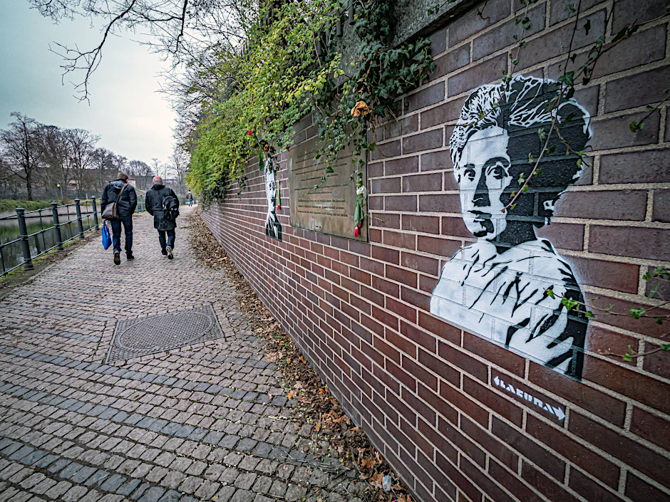 Rosa-Luxemburg-Steg am Landwehrkanal in Berlin-Tiergarten.