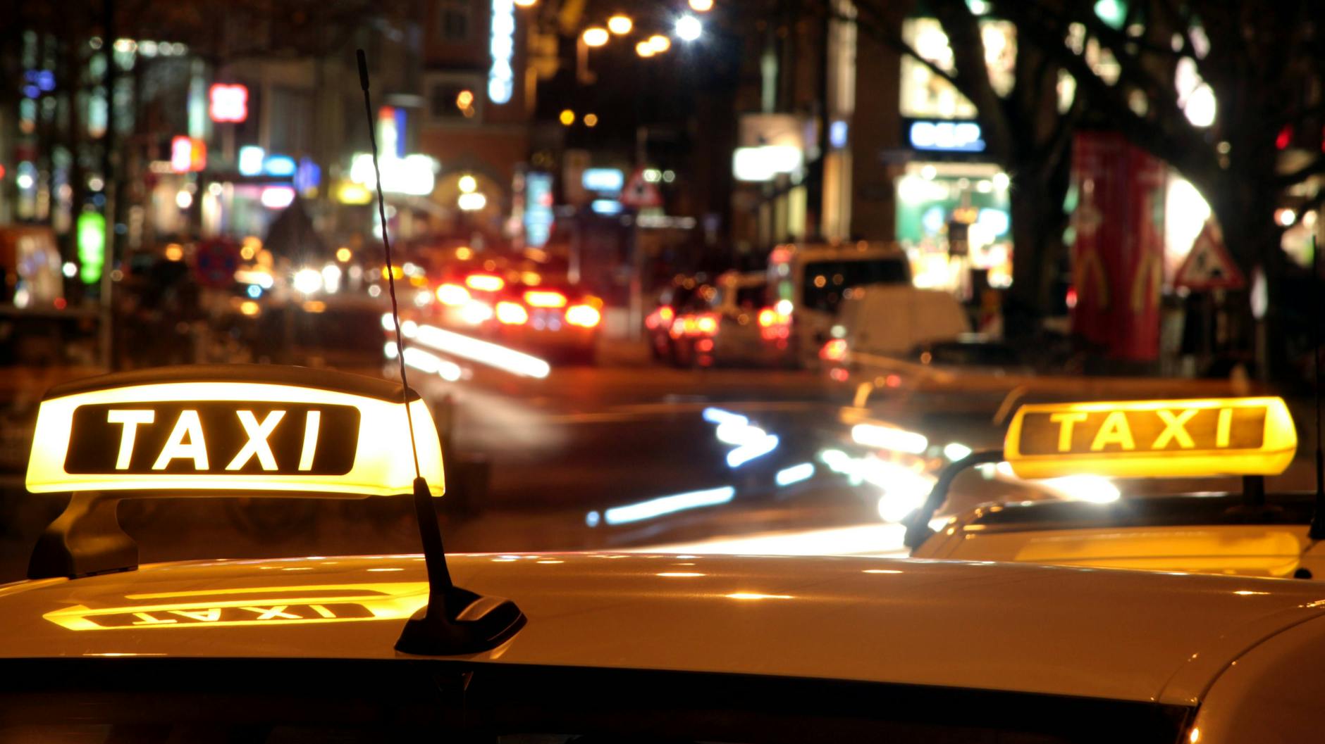 Zwei Taxis stehen am Straßenrand in Berlin (Symbolbild). Nach einer Unfallflucht hatte ein Taxifahrer seinen Kollegen gestoppt und die Polizei alarmiert. 