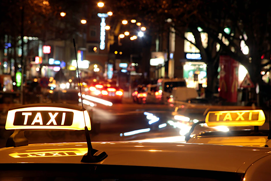 Zwei Taxis stehen am Straßenrand in Berlin (Symbolbild). Nach einer Unfallflucht hatte ein Taxifahrer seinen Kollegen gestoppt und die Polizei alarmiert.&nbsp;