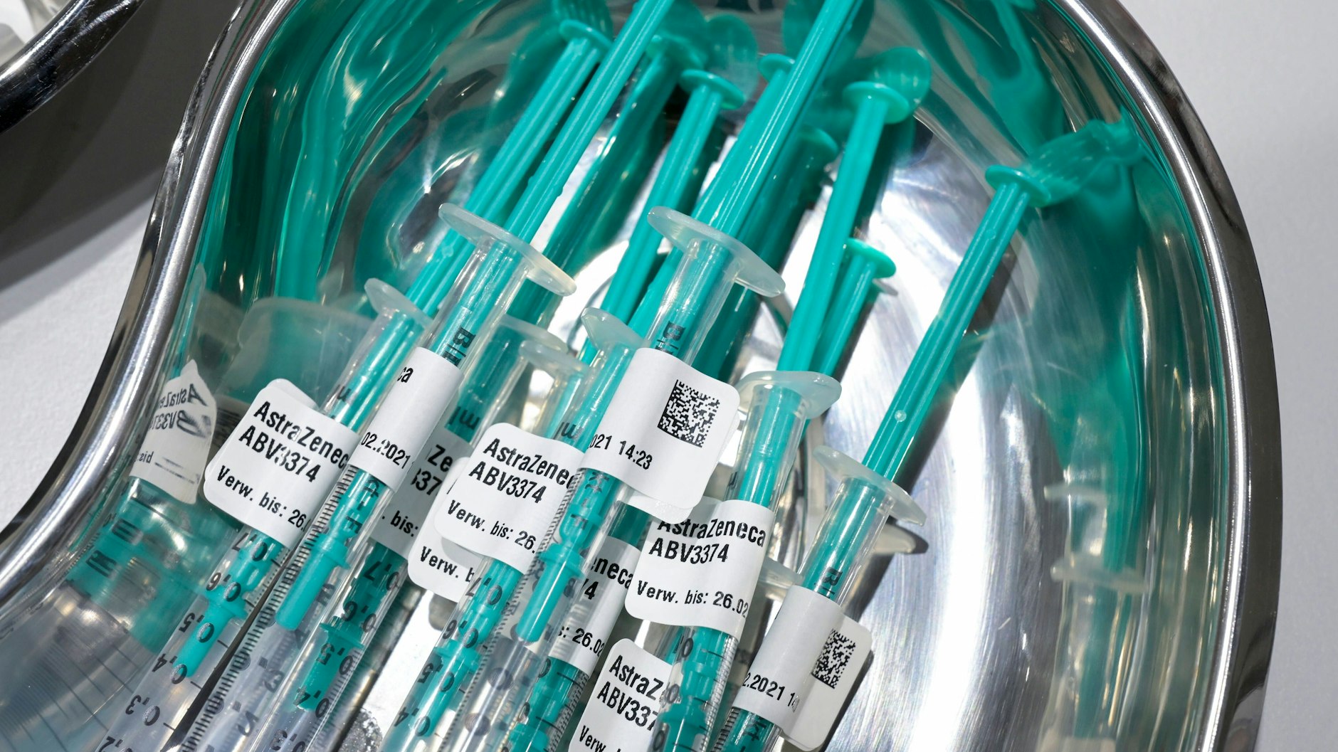 Leere Spritzen liegen bereit: Die einzelnen Impfdosen werden aus Durchstechflaschen aufgezogen.&nbsp;