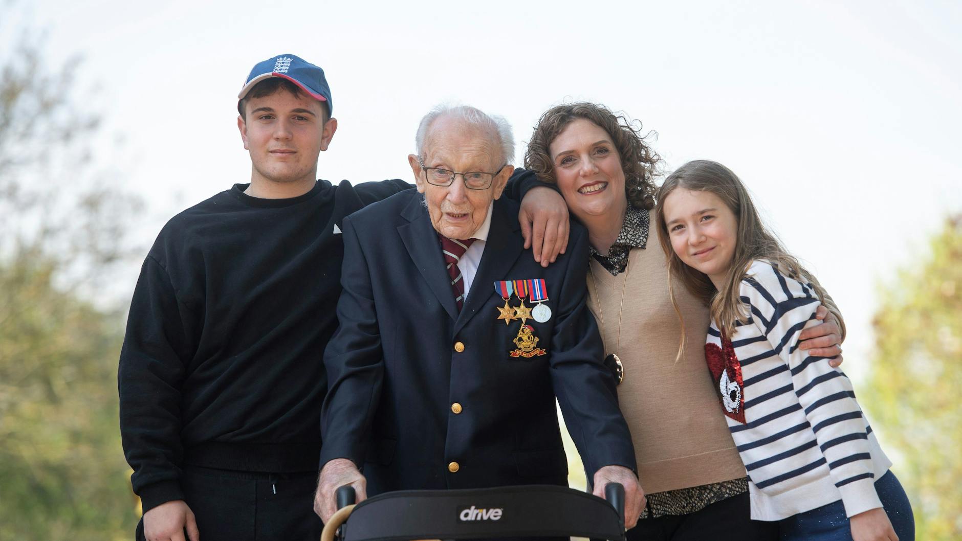 Captain Tom Moore mit seiner Tochter Hannah und der Familie.