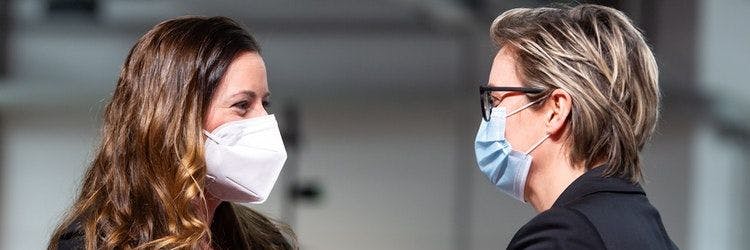 Die neuen Parteivorsitzenden der Linken: Susanne Hennig-Wellsow (r.) und Janine Wissler.