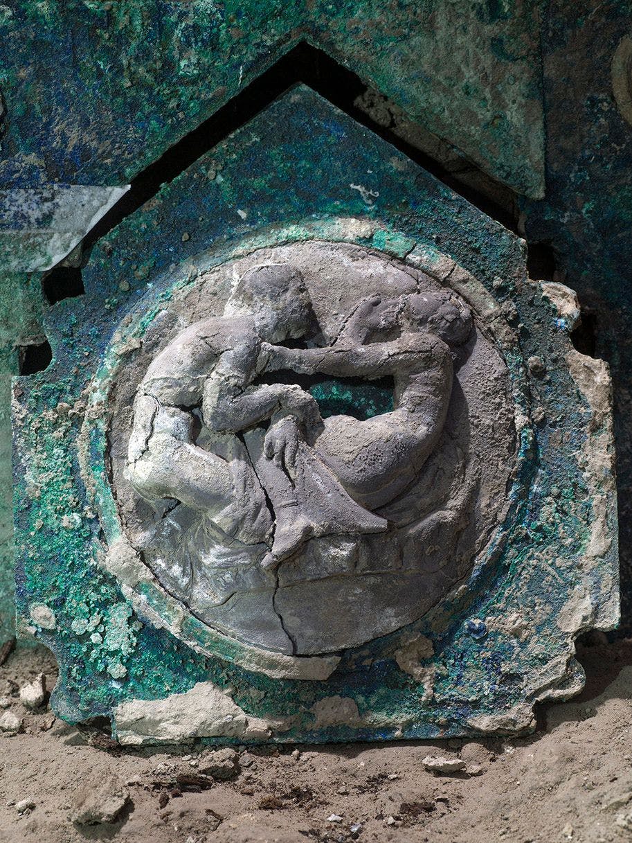 Den Wagen zieren Abbildungen mit Paaren beim Liebesspiel.