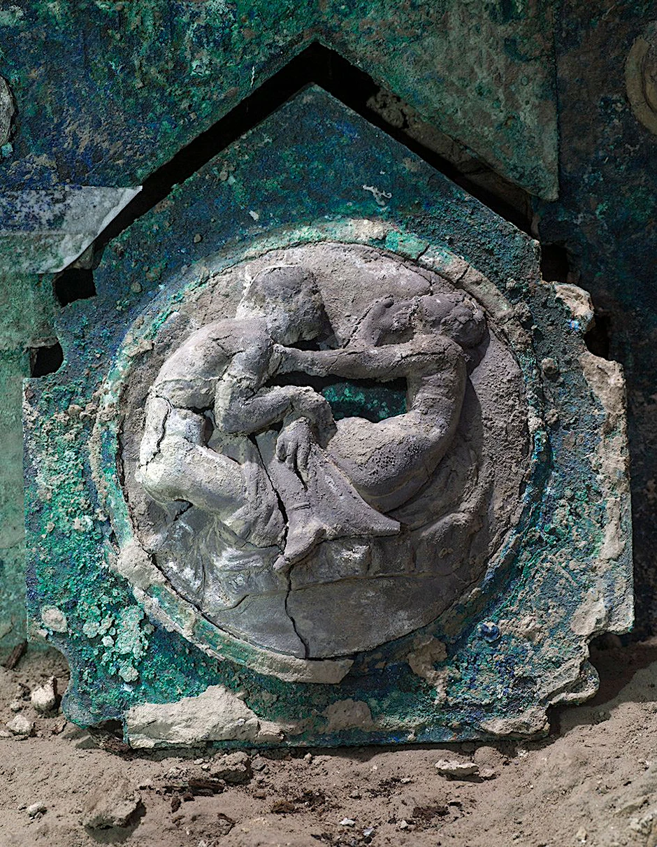 Eines der Motive auf dem jetzt ausgegrabenen Triumphwagen in Pompeji.