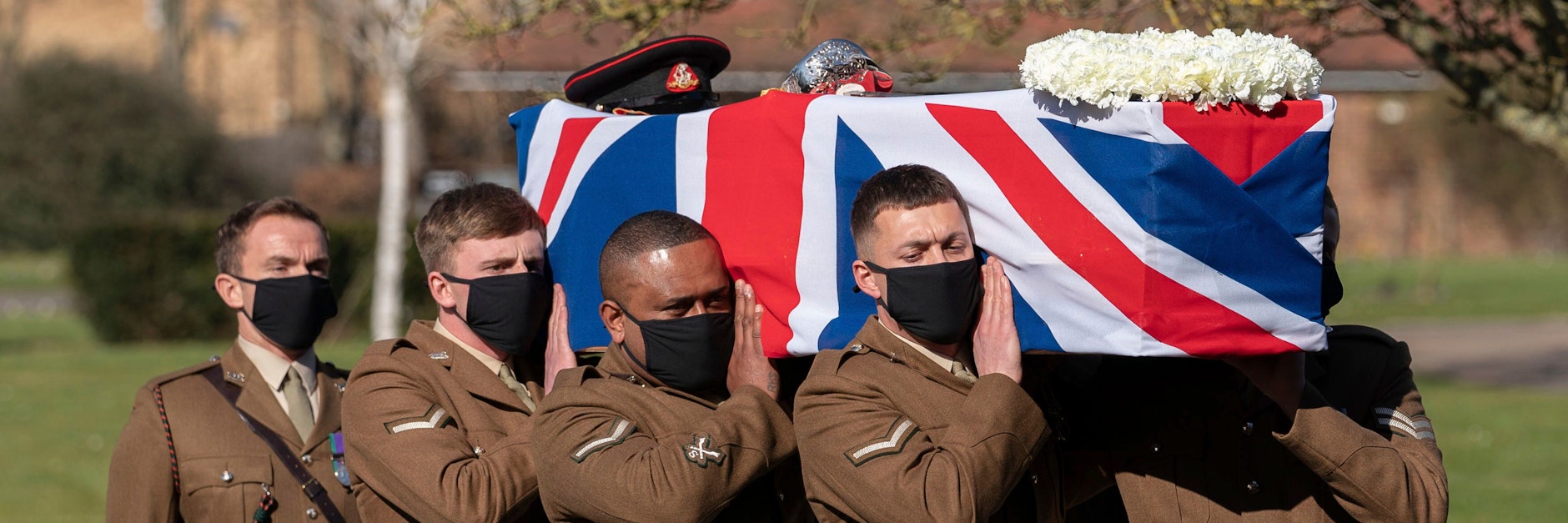 Der Sarg von Captain Tom Moore ist in eine Union-Jack-Fahne gehüllt.