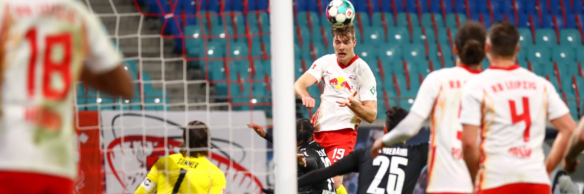 Leipzigs Alexander Sörloth ist mit dem Kopf zur Stelle, trifft zum 3:2-Sieg gegen Gladbach.