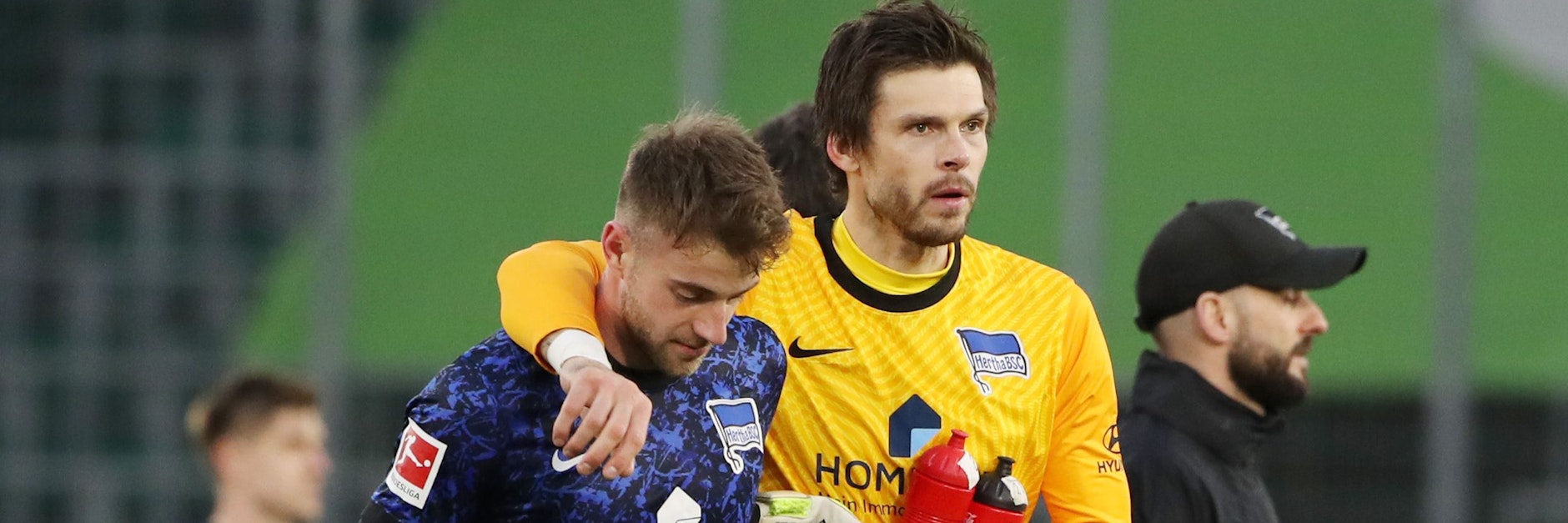 Lukas Klünter (l.) wurde nicht nur vom Trainer getrölstet, auch Torwart Rune Jarstein richtete ihn wieder auf.