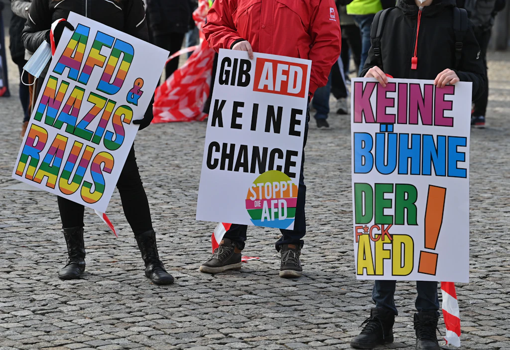 Neun Kandidaten bei Wahlversammlung der AfD – Hunderte Demonstranten