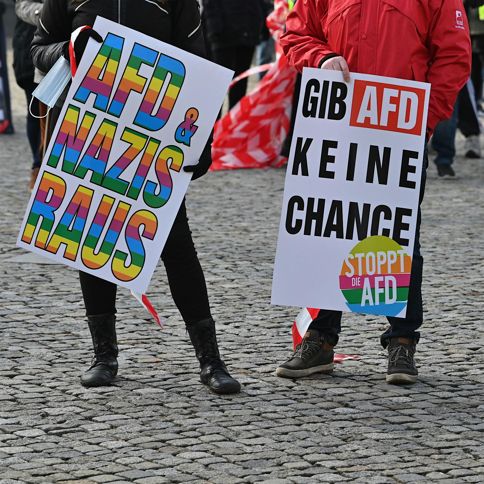 Neun Kandidaten bei Wahlversammlung der AfD – Hunderte Demonstranten