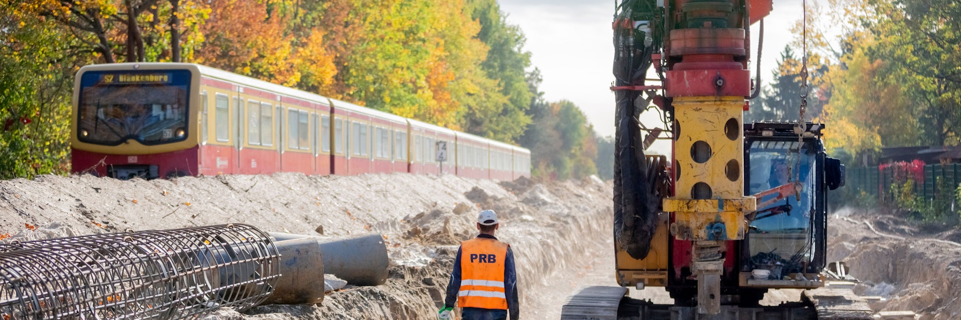 Ein Bauarbeiter steht auf der zukünftigen Trasse der Dresdner Bahn im Abschnitt zwischen dem S-Bahnhof Lichtenrade und der Landesgrenze zu Brandenburg.