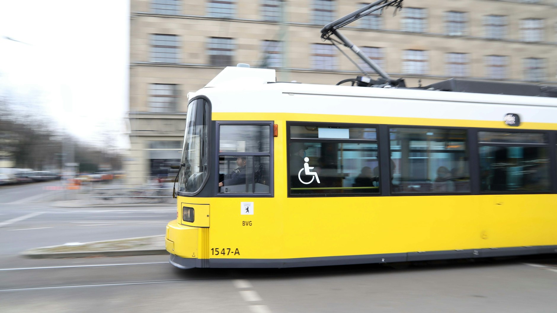 Eine Straßenbahn der BVG fährt durch Berlin (Symbolbild).