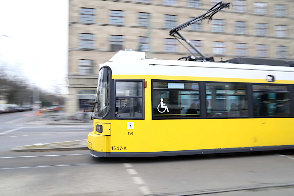 Eine Straßenbahn der BVG fährt durch Berlin (Symbolbild).