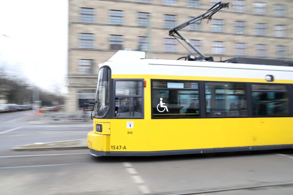 Am Alexanderplatz: Polizeiwagen kollidiert mit Straßenbahn